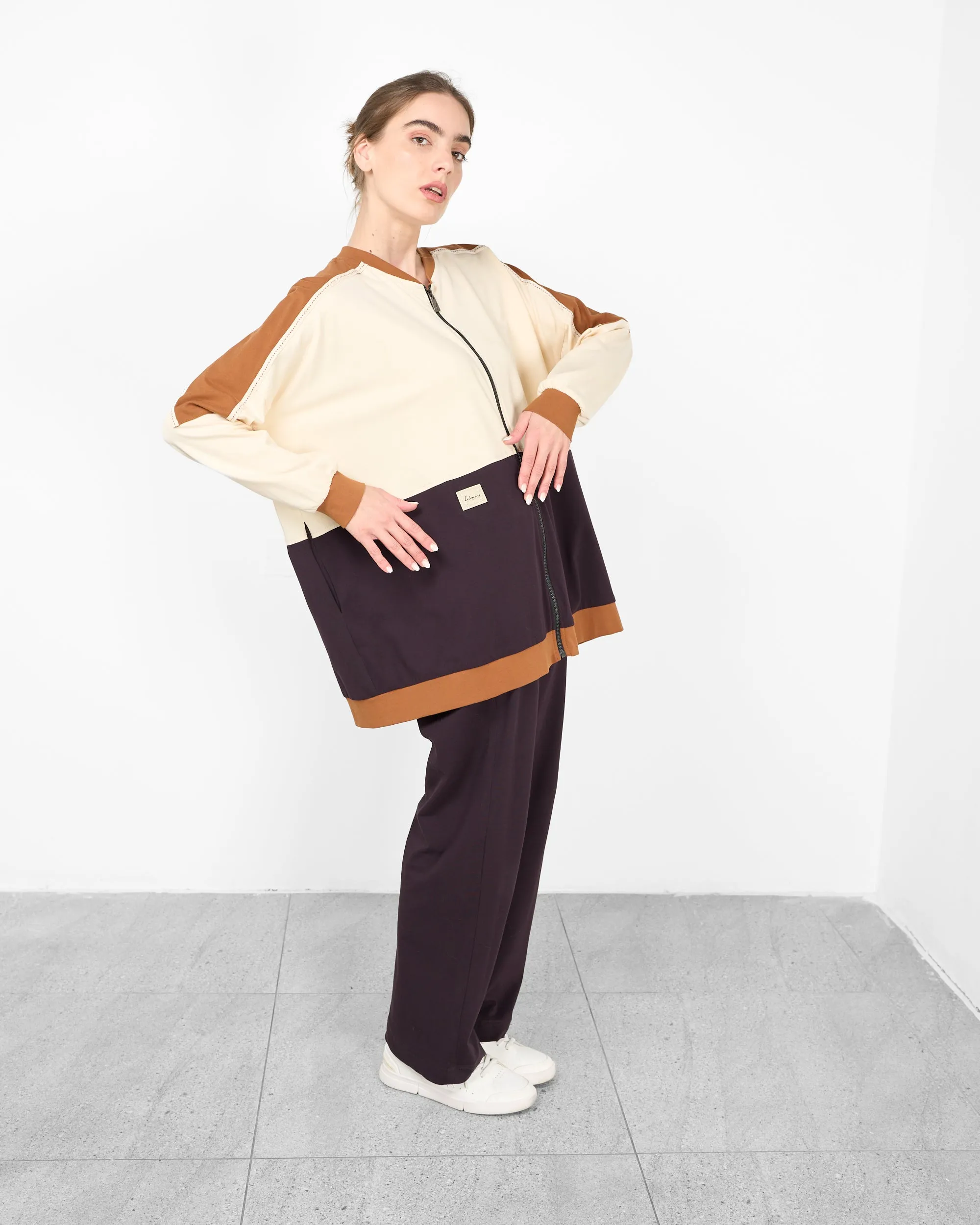 Contrast style with front zipper and shoulder lace design full sleeves, elastic waist straight pants Activewar 3987 - ملابس رياضية