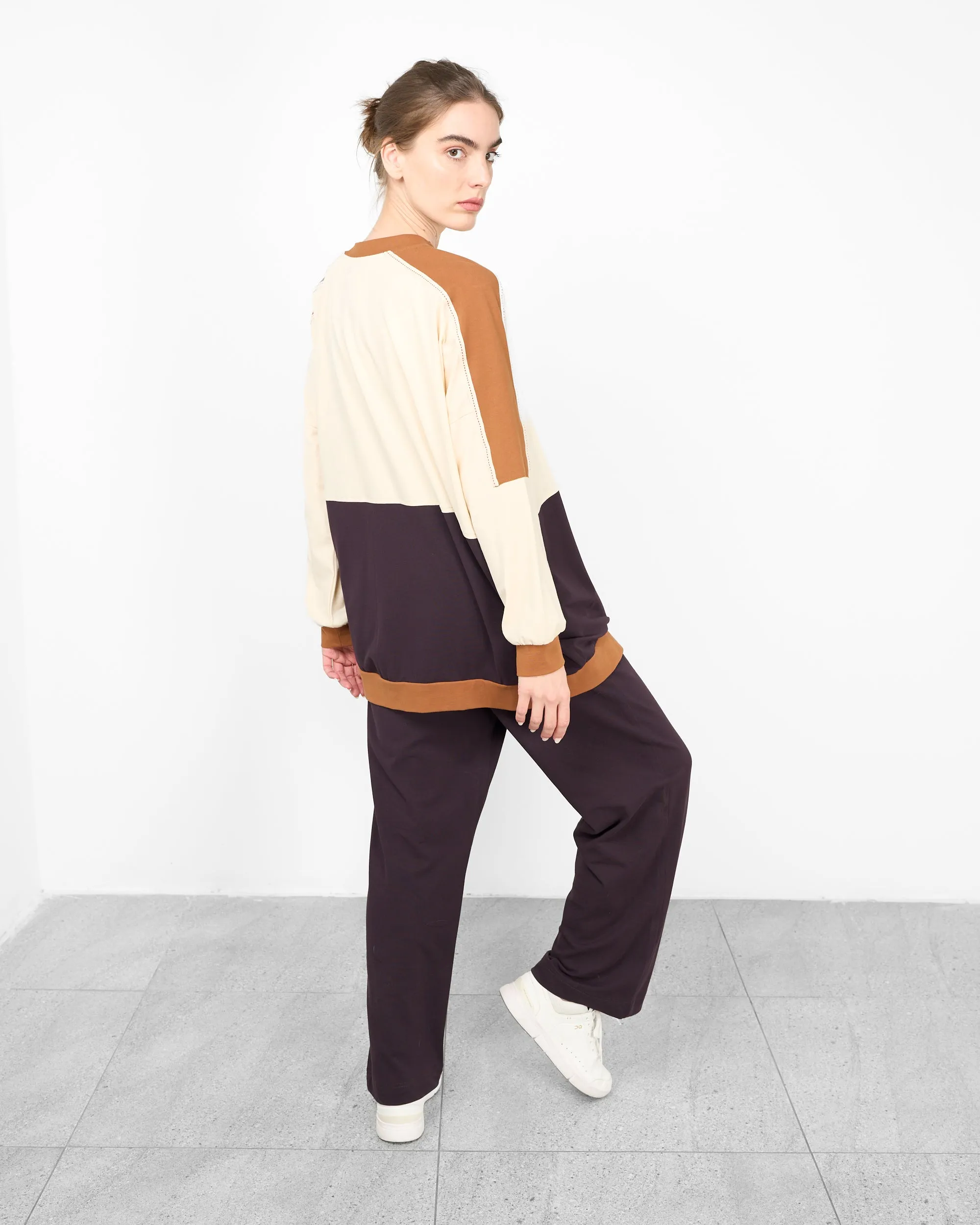 Contrast style with front zipper and shoulder lace design full sleeves, elastic waist straight pants Activewar 3987 - ملابس رياضية